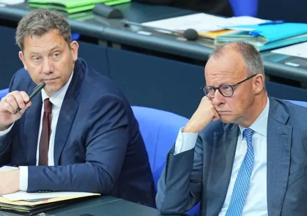 Ilustrasi afd unggul untuk artikel AfD unggul, SPD naik tipis; Merz tetap lesu