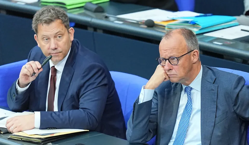 Ilustrasi afd unggul untuk artikel AfD unggul, SPD naik tipis; Merz tetap lesu