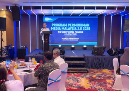 Ilustrasi ai wartawan untuk artikel AI wartawan tak boleh ganti peranan, kata Fahmi Fadzil