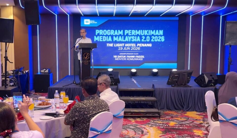 Ilustrasi ai wartawan untuk artikel AI wartawan tak boleh ganti peranan, kata Fahmi Fadzil