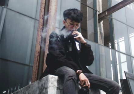 Ilustrasi beralih ke vape untuk artikel Perokok Beralih ke Vape karena Bebas Bau Asap