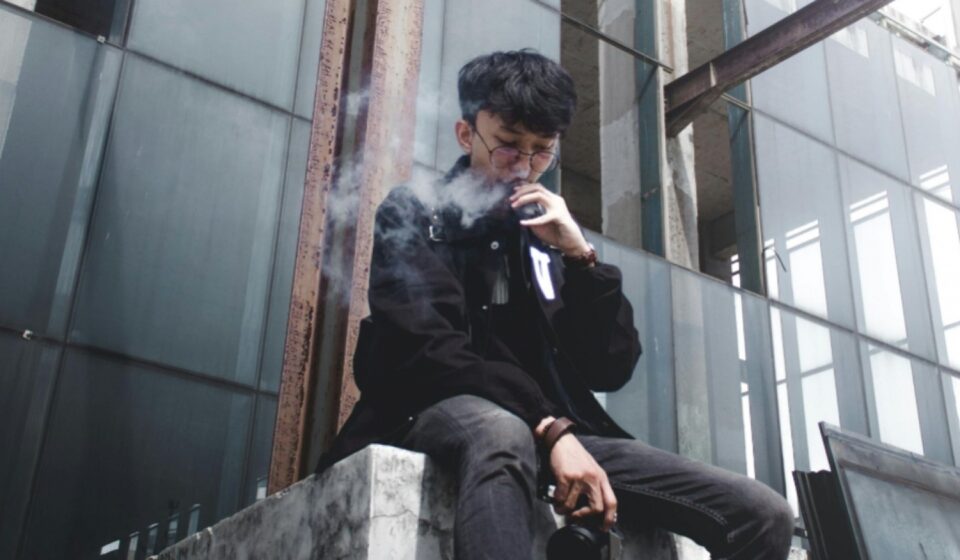 Ilustrasi beralih ke vape untuk artikel Perokok Beralih ke Vape karena Bebas Bau Asap