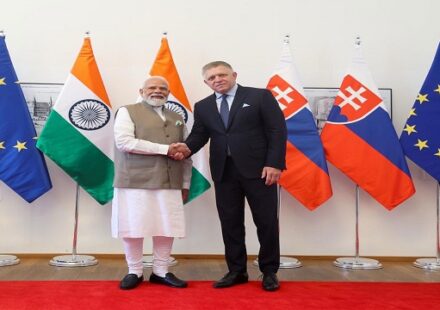 Ilustrasi modi undang fico untuk artikel Modi undang fico: Modi undang Robert Fico kunjungi India
