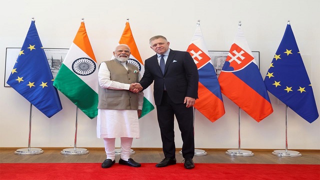 Ilustrasi modi undang fico untuk artikel Modi undang fico: Modi undang Robert Fico kunjungi India