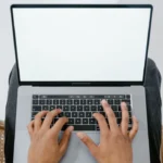 Ilustrasi laptop murah untuk artikel 3 Laptop Murah dan Seimbang untuk Produktivitas
