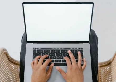 Ilustrasi laptop murah untuk artikel 3 Laptop Murah dan Seimbang untuk Produktivitas