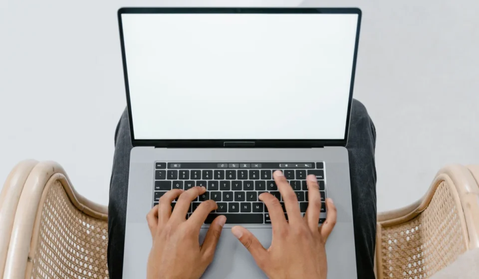 Ilustrasi laptop murah untuk artikel 3 Laptop Murah dan Seimbang untuk Produktivitas