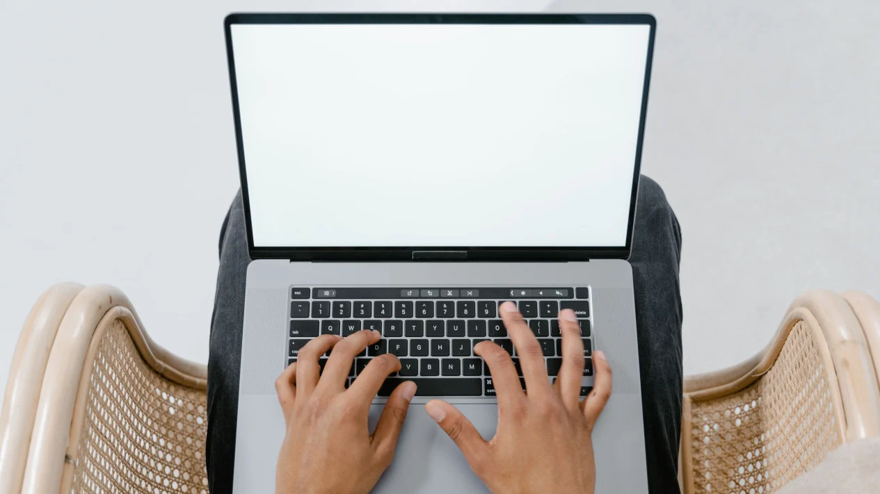 Ilustrasi laptop murah untuk artikel 3 Laptop Murah dan Seimbang untuk Produktivitas