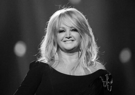 Ilustrasi bonnie tyler meninggal untuk artikel Bonnie Tyler meninggal, dunia musik berduka