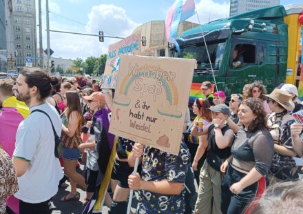 Ilustrasi csd leipzig 2026 untuk artikel CSD Leipzig 2026: 20.000 Hadiri Aksi di Augustusplatz