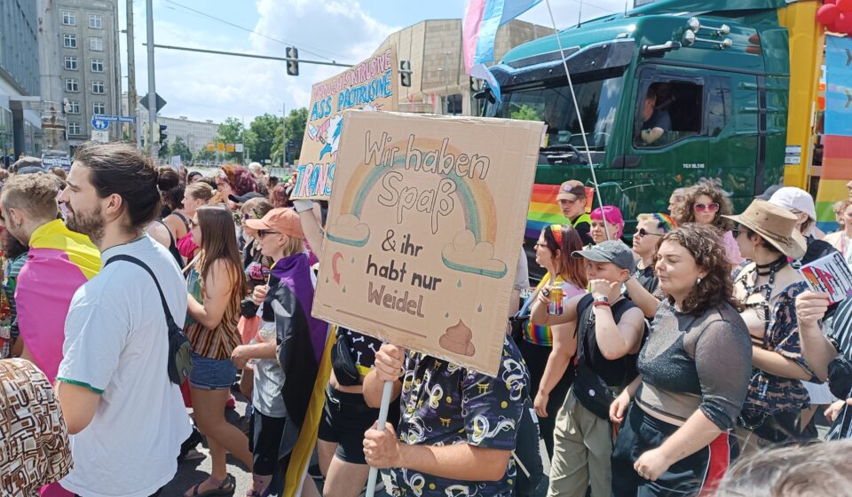 Ilustrasi csd leipzig 2026 untuk artikel CSD Leipzig 2026: 20.000 Hadiri Aksi di Augustusplatz