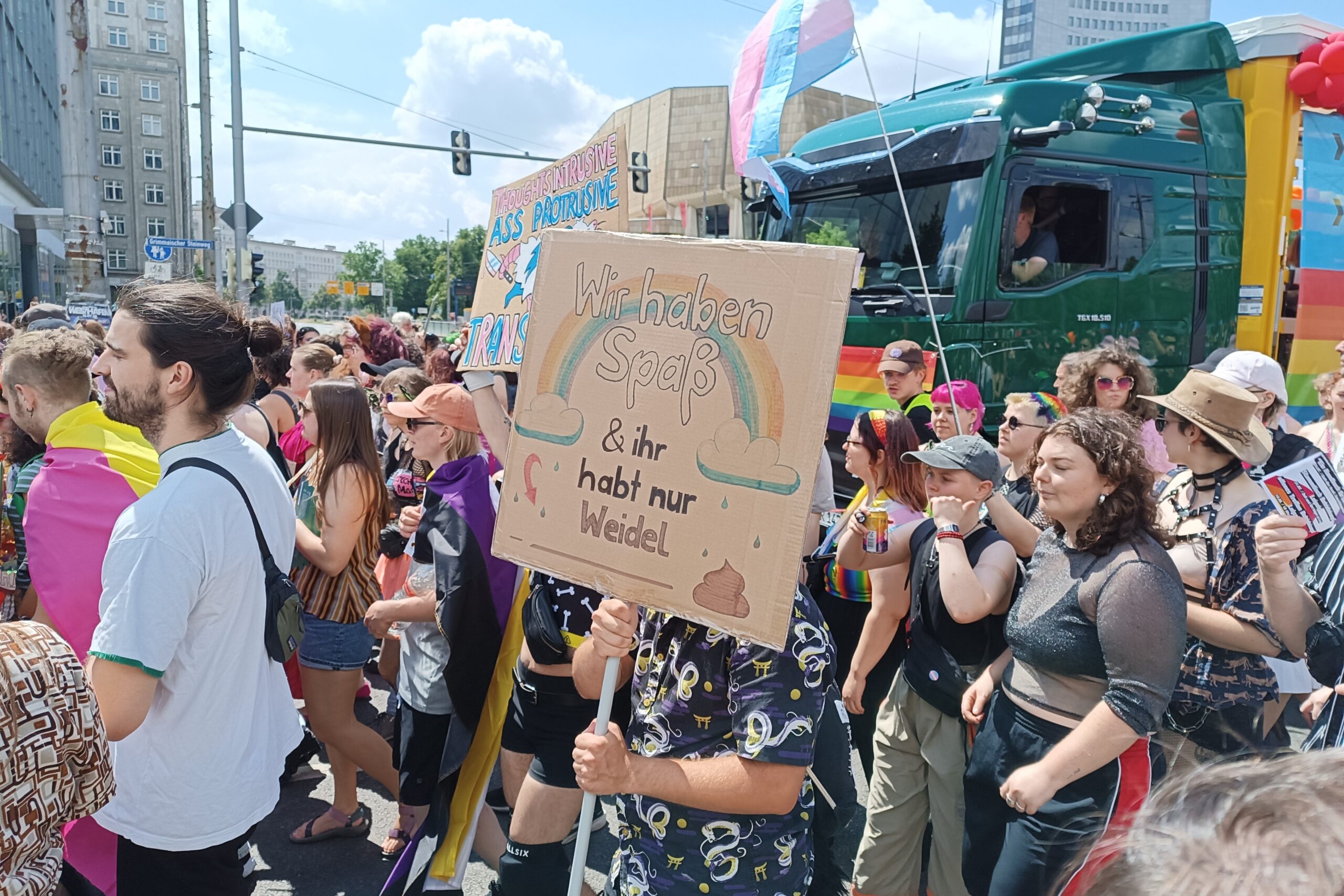 CSD Leipzig 2026: 20.000 di Augustusplatz Ilustrasi csd leipzig 2026 untuk artikel CSD Leipzig 2026: 20.000 Hadiri Aksi di Augustusplatz