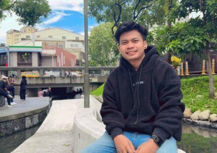 Ilustrasi deni setiawan untuk artikel Deni Setiawan Viral: Pekerja Migran Taiwan Ubah Rindu Jadi Komedi