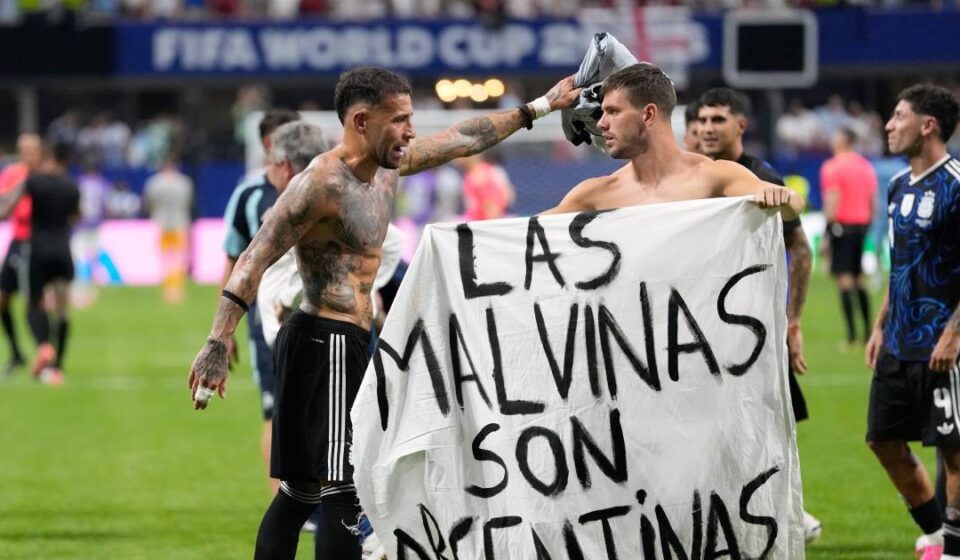 Ilustrasi spanduk malvinas untuk artikel FIFA Didesak Selidiki Spanduk Malvinas Timnas Argentina
