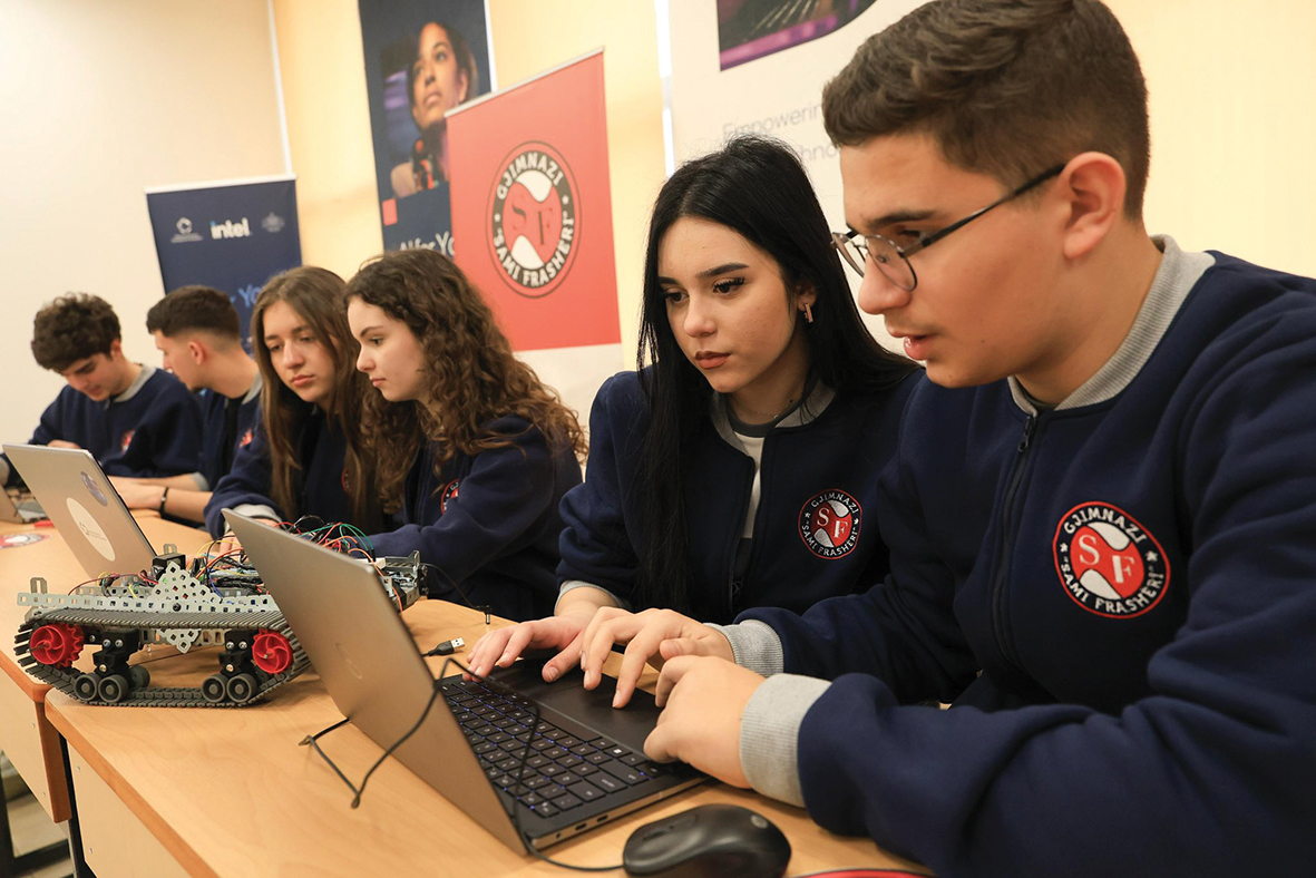 Ilustrasi generasi digital albania untuk artikel Generasi Digital Albania: Mendorong atau Membuat Malas?