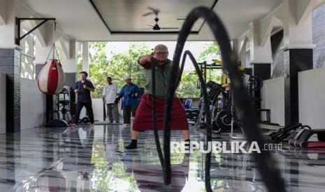 Ilustrasi gym gratis masjid untuk artikel Gym Gratis Masjid: Menyehatkan Tubuh, Menguatkan Iman