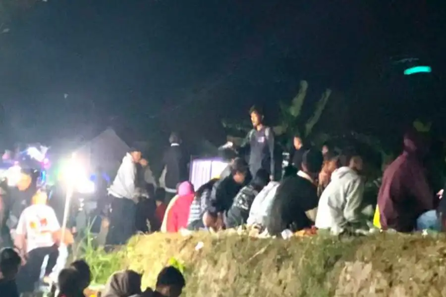 Miras Dijual Bebas di Karnaval Sound Horeg Blitar Ilustrasi karnaval sound horeg untuk artikel Karnaval Sound Horeg Blitar Ternoda, Miras Dijual Bebas