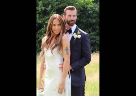 Ilustrasi mel c menikah untuk artikel Mel C menikah, tampil anggun dengan gaun Victoria Beckham