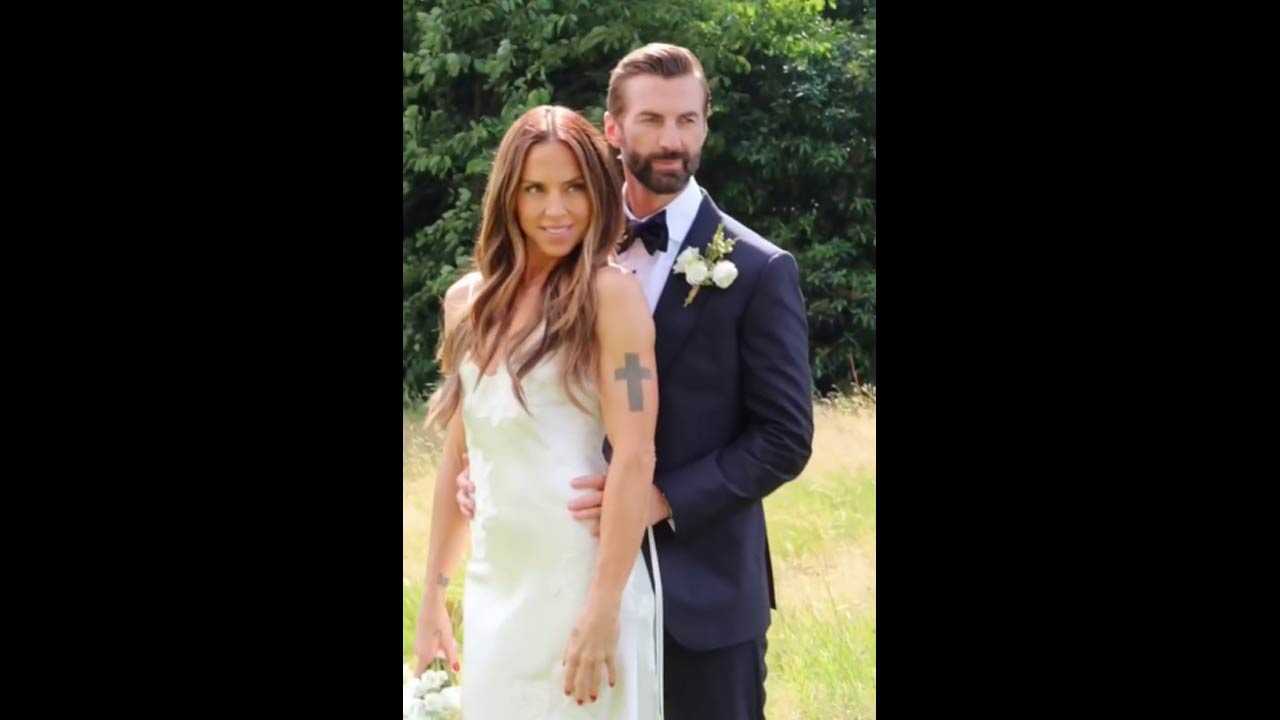 Ilustrasi mel c menikah untuk artikel Mel C menikah, tampil anggun dengan gaun Victoria Beckham