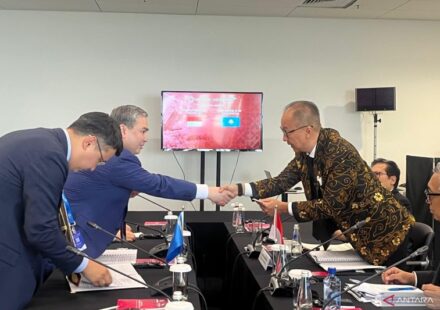 Ilustrasi mou strategis kemenperin untuk artikel Mou strategis kemenperin: Kemenperin Raih 13 MoU di INNOPROM…