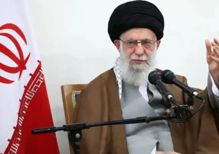 Ilustrasi pemakaman khamenei untuk artikel Pejabat India Hadiri Pemakaman Khamenei di Iran