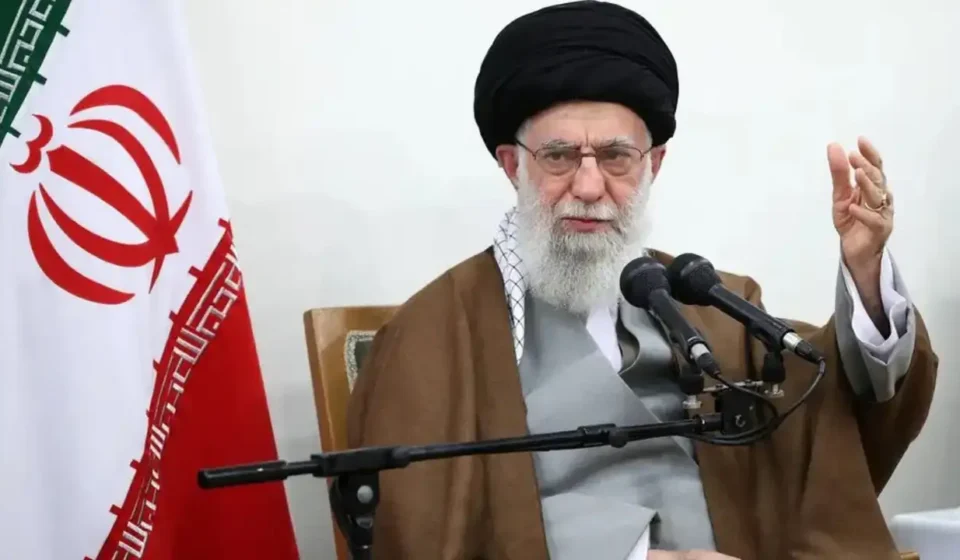 Ilustrasi pemakaman khamenei untuk artikel Pejabat India Hadiri Pemakaman Khamenei di Iran