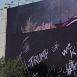 Ilustrasi propaganda teheran trump untuk artikel Propaganda Teheran Trump: Poster Besar Tampilkan Trump di Peti