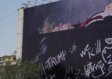 Ilustrasi propaganda teheran trump untuk artikel Propaganda Teheran Trump: Poster Besar Tampilkan Trump di Peti