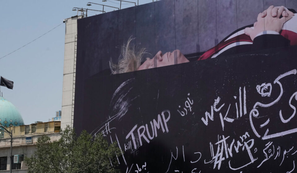 Ilustrasi propaganda teheran trump untuk artikel Propaganda Teheran Trump: Poster Besar Tampilkan Trump di Peti