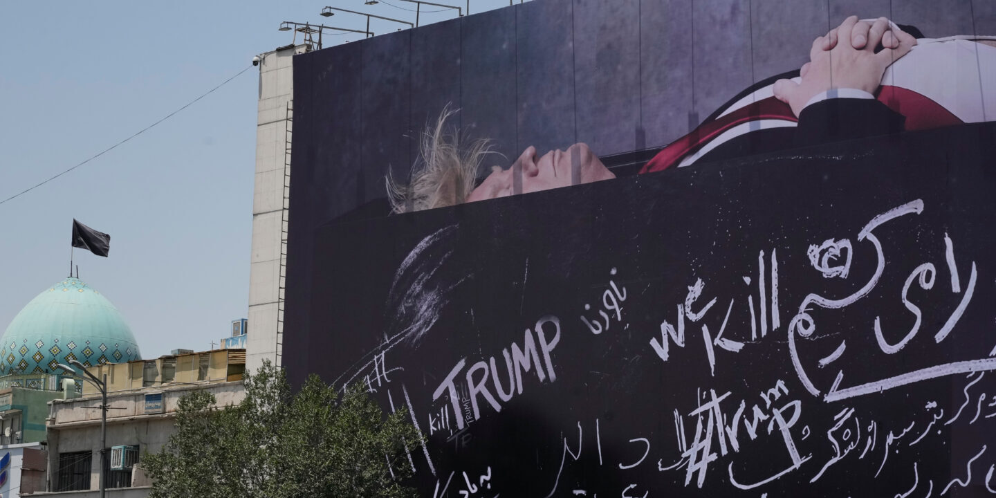 Propaganda Teheran Trump: Poster Tampilkan Trump di Peti Ilustrasi propaganda teheran trump untuk artikel Propaganda Teheran Trump: Poster Besar Tampilkan Trump di Peti