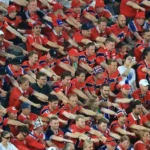 Ilustrasi tradisi suporter untuk artikel Tradisi suporter: Bukan Cuma Soal Gol: 5 Tradisi Unik Suporter…