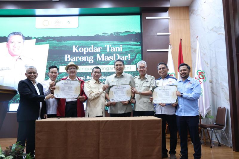 Wamentan Sudaryono Dorong Kolaborasi Petani Ilustrasi kolaborasi petani untuk artikel Wamentan Sudaryono Dorong Kolaborasi Petani Perkuat Pangan RI