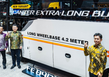 Ilustrasi canter extra long bus untuk artikel Mitsubishi Fuso Kenalkan Canter Extra Long Bus di GIIAS 2026