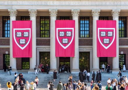 Ilustrasi kolaborasi harvard untuk artikel Kolaborasi Harvard dengan Universitas Pertahanan Tiongkok