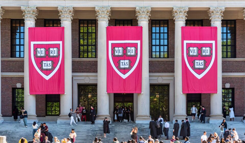 Ilustrasi kolaborasi harvard untuk artikel Kolaborasi Harvard dengan Universitas Pertahanan Tiongkok