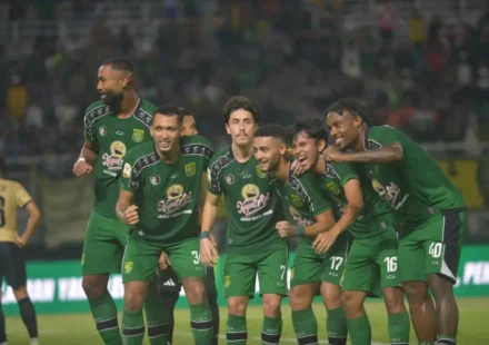 Ilustrasi pelatih persebaya untuk artikel Pelatih Persebaya Larang Pemain Jemawa Usai Juara Piala Presiden