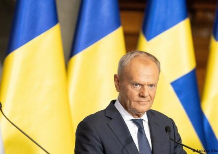 Ilustrasi sentimen anti-ukraina untuk artikel Tusk Kecam Sentimen Anti-Ukraina dan Kekerasan