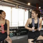 Ilustrasi gym ruang healing untuk artikel Gym Ruang Healing Gen Z: Bukan Sekadar Olahraga