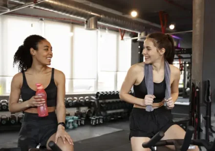 Ilustrasi gym ruang healing untuk artikel Gym Ruang Healing Gen Z: Bukan Sekadar Olahraga