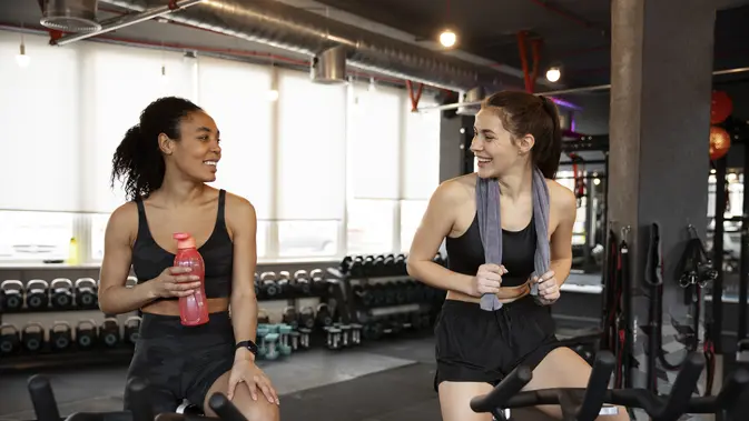 Ilustrasi gym ruang healing untuk artikel Gym Ruang Healing Gen Z: Bukan Sekadar Olahraga