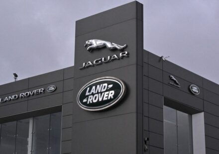 Ilustrasi pangkas 4000 pekerjaan untuk artikel Jaguar Land Rover Pangkas 4000 Pekerjaan dalam Dua Tahun