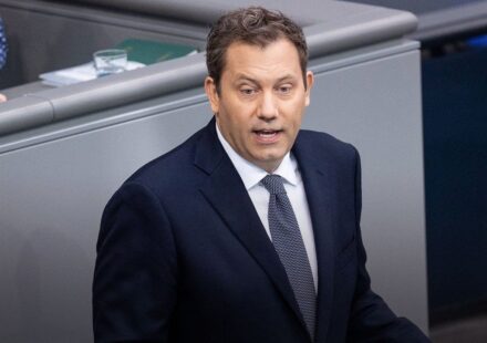 Ilustrasi peringatan klingbeil untuk artikel Peringatan Klingbeil di Bundestag soal Eksklusi dan Rasisme