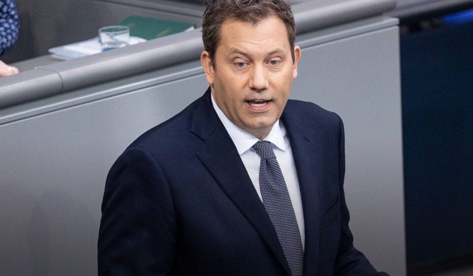 Ilustrasi peringatan klingbeil untuk artikel Peringatan Klingbeil di Bundestag soal Eksklusi dan Rasisme